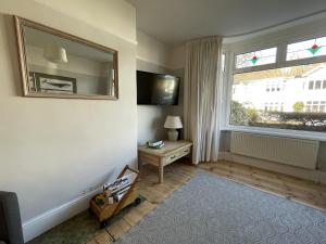 TV a/nebo společenská místnost v ubytování Harmonious Family Home in Westbury-on-Trym