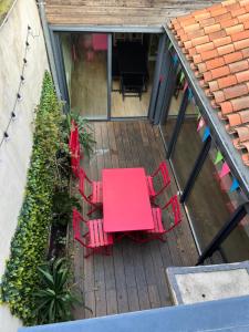una vista sul soffitto di un patio con tavolo e sedie rosa di Grand duplex centre historique a La Rochelle