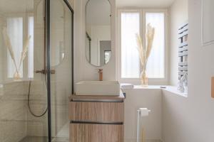 Bilik mandi di T2 rénové et confortable à Écully pour 2 personnes