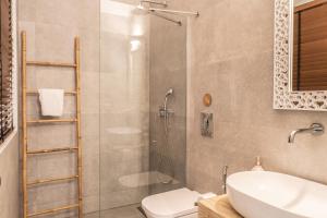 een badkamer met douche, toilet en wastafel bij Santa Maria Hotel in Elia Beach +41 foto's