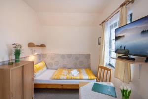 Una cama o camas en una habitación de Rodinný hotel Myslivna
