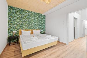 a bedroom with a bed with a floral wallpaper at Jungle Feeling am Bodensee in Ravensburg