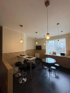 une cuisine avec une table, des chaises et un comptoir dans l'établissement Cat Garden Premium Apartments Riga, à Riga