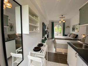 Posezení v ubytování Olive Studio ,Balcony with Mountain View, Kitchenette, 1km to Beach ,by likeyourhome