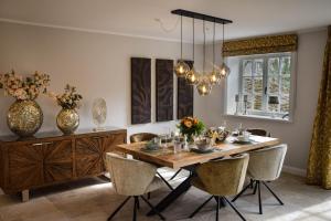 a dining room with a wooden table and chairs at Haus Goed Libben in Archsum