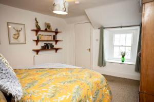 Un dormitorio con una cama y una ventana en Hall House 3 Bedroom House St Florence, en Saint Florence 17 fotos más