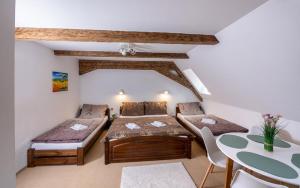 Una cama o camas en una habitación de Rodinný hotel Myslivna