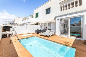 Bazén v ubytovaní Home2Book Charming Private Pool Puerto del Carmen alebo v jeho blízkosti