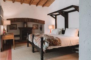 ein Schlafzimmer mit einem großen Bett mit Holzrahmen in der Unterkunft Vale Do Manantio in Moura + 94 Fotos