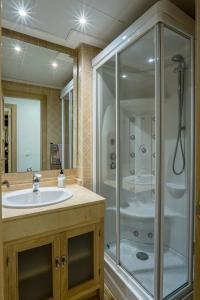 Ένα μπάνιο στο Beach side apartment La Duquesa