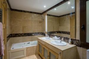 Ένα μπάνιο στο Beach side apartment La Duquesa +18 φωτογραφίες