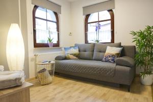 Uma área de estar em Ferienwohnung Storchennest
