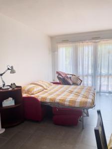 Ένα ή περισσότερα κρεβάτια σε δωμάτιο στο Appartement avec terrasse près de la plage