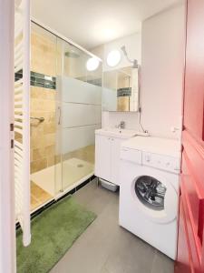 Ένα μπάνιο στο Appartement avec terrasse près de la plage