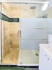 Ένα μπάνιο στο Appartement avec terrasse près de la plage +3 φωτογραφίες