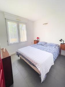Ένα ή περισσότερα κρεβάτια σε δωμάτιο στο Appartement avec terrasse près de la plage