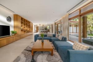 Televiisor ja/või meelelahutuskeskus majutusasutuses Blue Sky & Villas Beach Resort