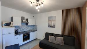 Kuchyňa alebo kuchynka v ubytovaní Apartments Kapetanovi Dvori