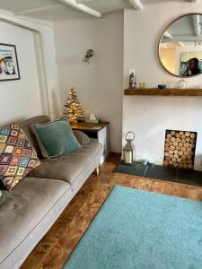 ein Wohnzimmer mit einer Couch und einem Weihnachtsbaum in der Unterkunft Great Value, Sleeps 6 Beautifully Decorated Cottage in Lyme Regis Great Location,Only a Few Minutes Walk from the Sea ,Beaches , Town and Restaurants in Lyme Regis