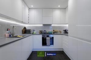 Η κουζίνα ή μικρή κουζίνα στο One Bedroom Apartment By Arhouse Apartments Short Lets & Serviced Accommodation Kingston With Free WiFi +8 φωτογραφίες