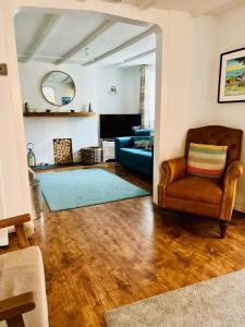 ein Wohnzimmer mit einer Couch und einem Sessel in der Unterkunft Great Value, Sleeps 6 Beautifully Decorated Cottage in Lyme Regis Great Location,Only a Few Minutes Walk from the Sea ,Beaches , Town and Restaurants in Lyme Regis