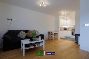 Ένα ή περισσότερα κρεβάτια σε δωμάτιο στο One Bedroom Apartment By Arhouse Apartments Short Lets & Serviced Accommodation Kingston With Free WiFi