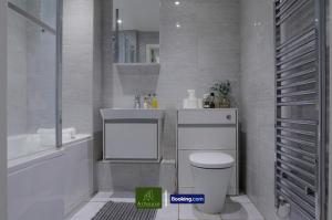Ένα μπάνιο στο One Bedroom Apartment By Arhouse Apartments Short Lets & Serviced Accommodation Kingston With Free WiFi