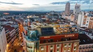 Nespecifikovaný výhled na destinaci Madrid nebo výhled na město při pohledu z hotelu