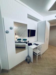 チボリにあるPark Hotel Imperatore Adrianoのデスク、コンピュータ、ベッドが備わる客室です。