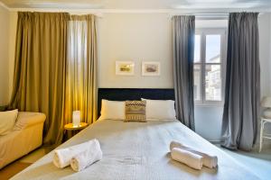 Un pat sau paturi într-o cameră la Liston Pied A Terre, Corfu Centre