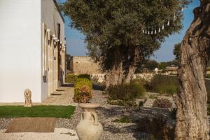 dos jarrones sentados a un lado de un edificio en Villa Di Mola Egnazia and Pool, en Monopoli