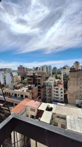 una vista de una ciudad desde lo alto de un edificio en Hermoso departamento con excelente ubicación, en Buenos Aires 9 fotos más