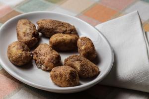 a plate of fried food on a table at La Posada de Cucayo in Dobres