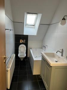 ハムにあるMonteurwohnung 9P Hamm Zentralの洗面台、トイレ、窓のあるバスルーム