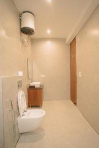 カソーリにあるTatva Nest ! Scenic 2bhk Apartment ! Mountain View ! Roof Top Restaurant ! Kasauliの白いトイレと洗面台のあるバスルーム +9枚の写真