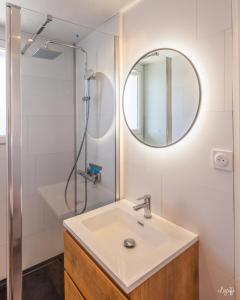 a bathroom with a sink and a shower at Magnifique appart à 5 min des plages et commerces in Moliets-et-Maa +10 photos