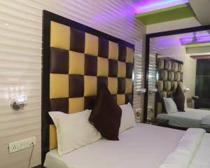Postel nebo postele na pokoji v ubytování Hotel Jayesh Inn