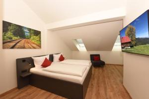 a hotel room with a bed and a tv at Hotel Am Gleis 1 - Self-Check-In in Sonthofen