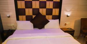 Postel nebo postele na pokoji v ubytování Hotel Jayesh Inn