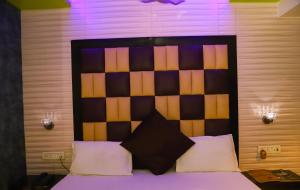 Postel nebo postele na pokoji v ubytování Hotel Jayesh Inn