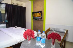 Postel nebo postele na pokoji v ubytování Hotel Jayesh Inn