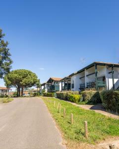 a house on the side of a road at Magnifique appart à 5 min des plages et commerces in Moliets-et-Maa