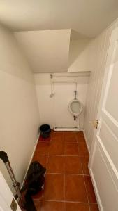 Ένα μπάνιο στο Sjarmerende leilighet i Villa Gellert +43 φωτογραφίες