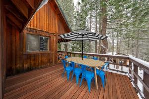 Fotografie z fotogalerie ubytování Private Deck Fireplace and Ski Access Near Northstar The Lazy Bear v destinaci Truckee