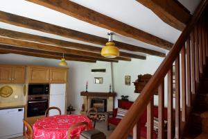 un soggiorno con tavolo e camino di Nature, Calme et Volupté, Maison Félicie a Girgols