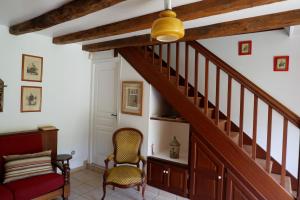 un soggiorno con scala e sedia di Nature, Calme et Volupté, Maison Félicie a Girgols Altre 29 foto