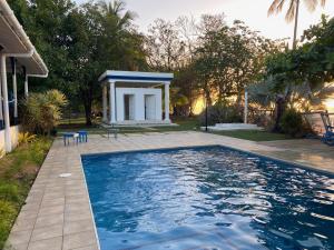 Gallery image of Sapodilla Villa - Cliffside Luxury Villa with Ocean Views & 50ft Pool in Mount Irvine