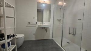 Un baño con ducha, lavabo e inodoro. en Piso en el centro para 4 personas - Plaza Amboage - WIFI, en Ferrol