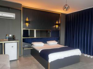 Un dormitorio con una cama con cabecero azul. en 216 Hill Suites, en Estambul 18 fotos más