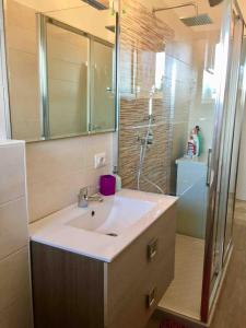 un baño con lavabo y ducha en Cerro Lake view perfect for families, walk to the beach!, en Cerro Lago Maggiore